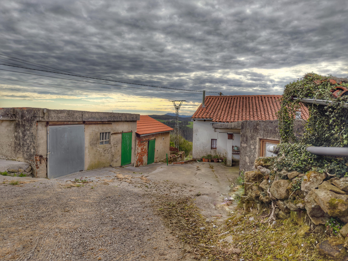 Oportunidad Única en Moncalian Casa con Terreno, Naves y Vistas Increíbles