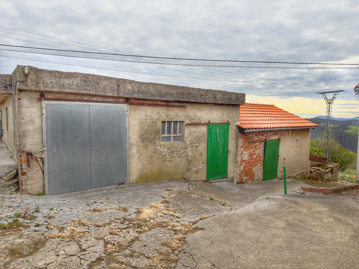 Oportunidad Única en Moncalian Casa con Terreno, Naves y Vistas Increíbles