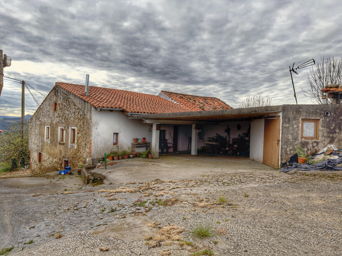 Oportunidad Única en Moncalian Casa con Terreno, Naves y Vistas Increíbles
