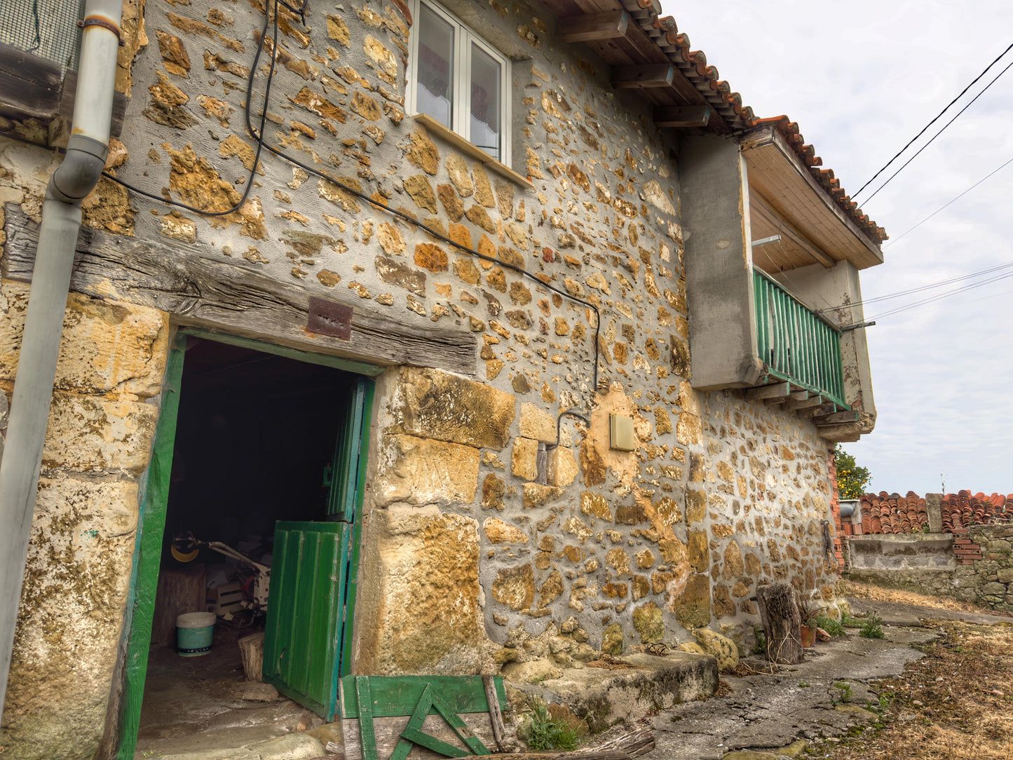 Oportunidad Única en Moncalian Casa con Terreno, Naves y Vistas Increíbles