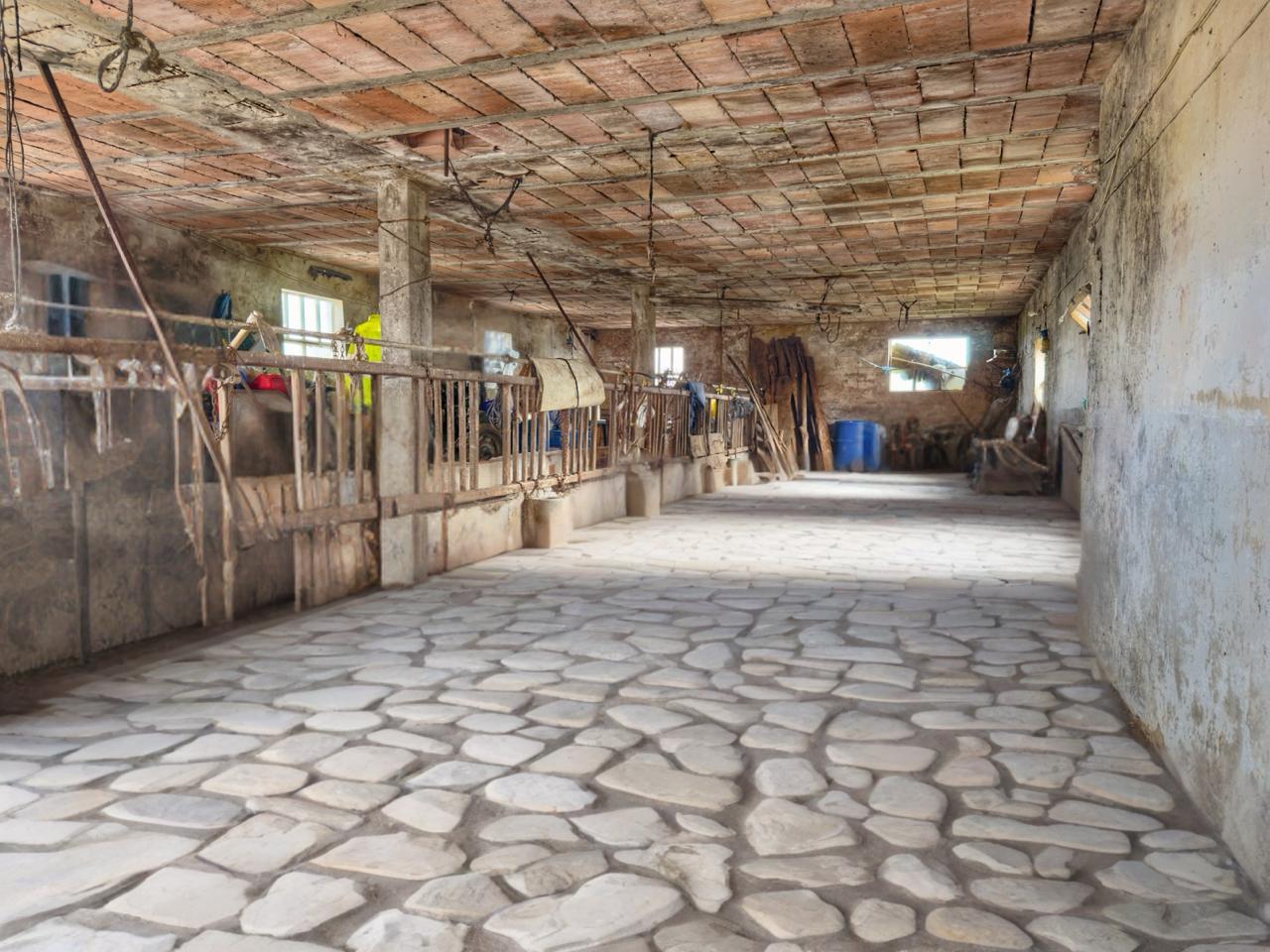 Oportunidad Única en Moncalian Casa con Terreno, Naves y Vistas Increíbles