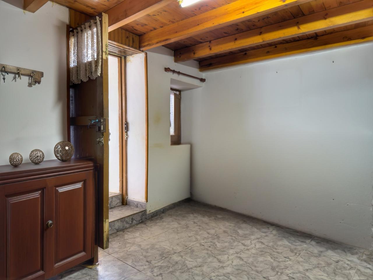Oportunidad Única en Moncalian Casa con Terreno, Naves y Vistas Increíbles